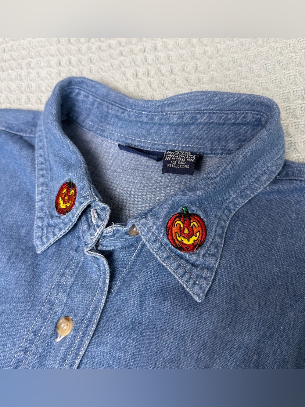 Vintage 90s Y2K Embroidered Halloween Denim Shirt Large Pumpkin Jack-o-Lantern